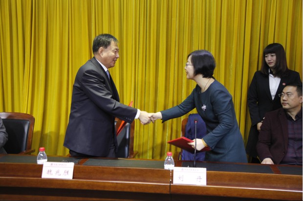 達(dá)內(nèi)與黑龍江財經(jīng)學(xué)院合作簽約 攜手共建會計產(chǎn)業(yè)學(xué)院