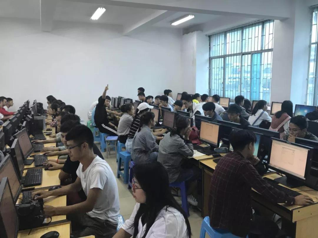 2018年9月7日，達(dá)內(nèi)集團(tuán)與黔南民族師范學(xué)院合作共建班——人工智能學(xué)院孵化班正式開(kāi)班。