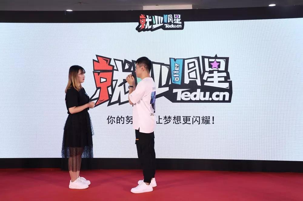 達(dá)內(nèi)就業(yè)明星現(xiàn)場求婚，在達(dá)內(nèi)實(shí)現(xiàn)愛情事業(yè)雙豐收